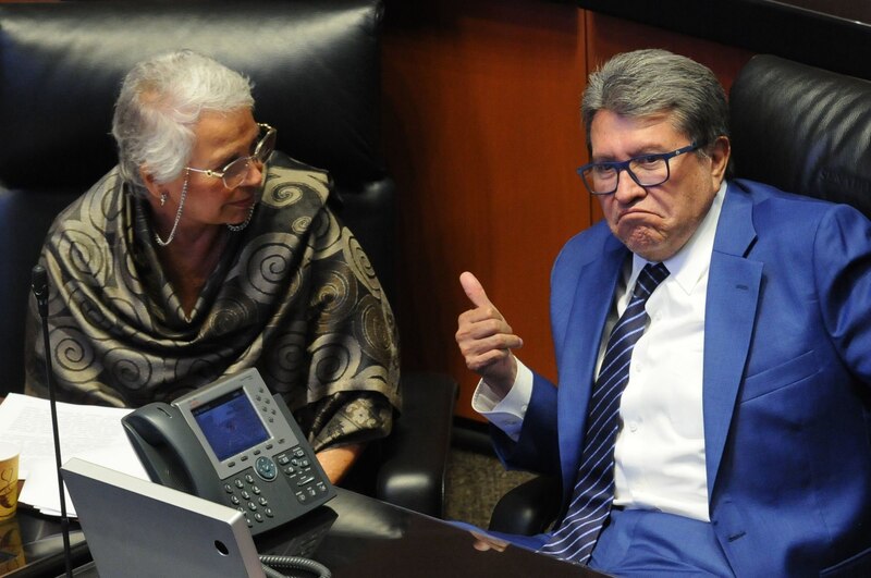 Político dando un pulgar arriba