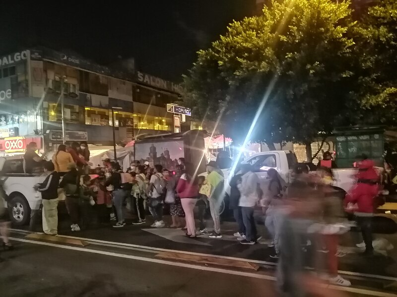 Multitud de personas esperando para recibir ayuda humanitaria en una calle de la Ciudad de México.