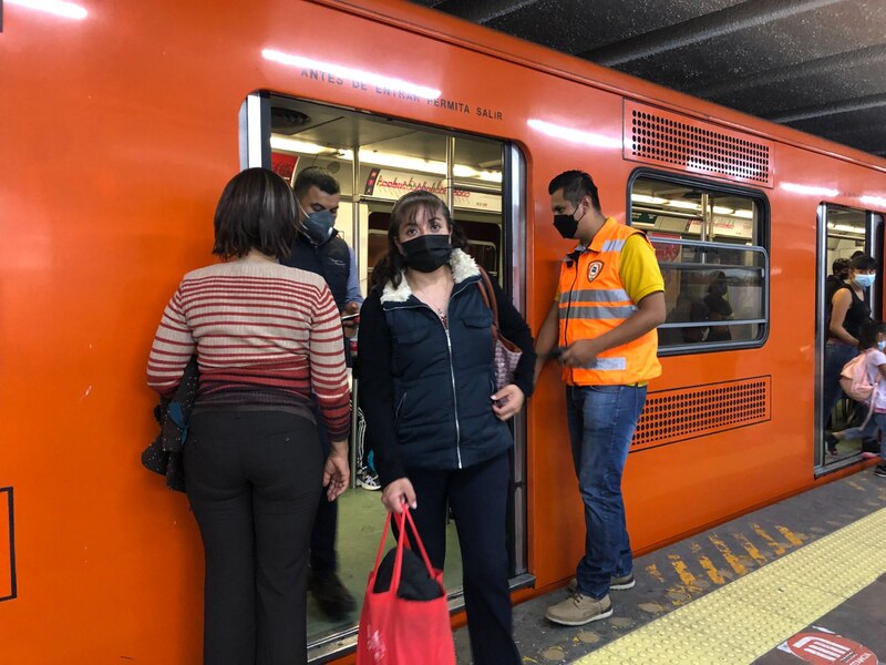 Pasajeros en el metro de la Ciudad de México