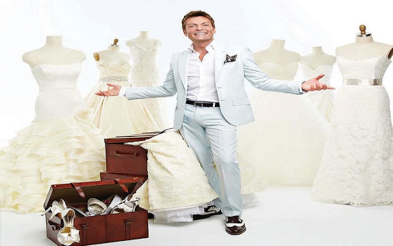 El diseñador de moda Randy Fenoli muestra su nueva colección de vestidos de novia.