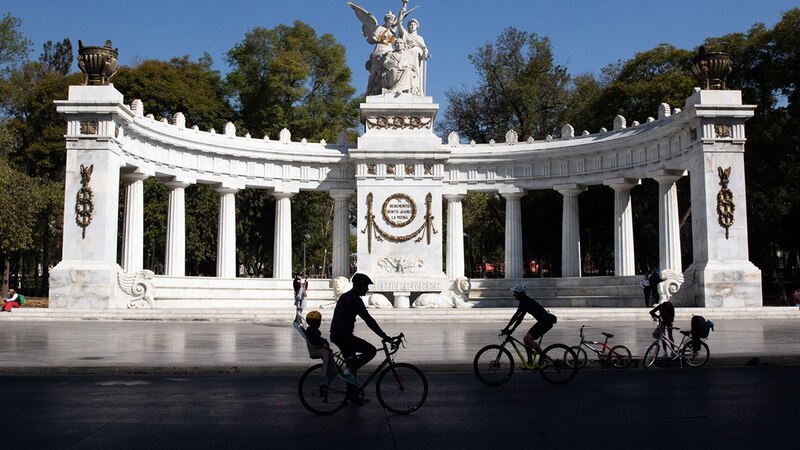Paseo ciclista en el Monumento a la Revolución