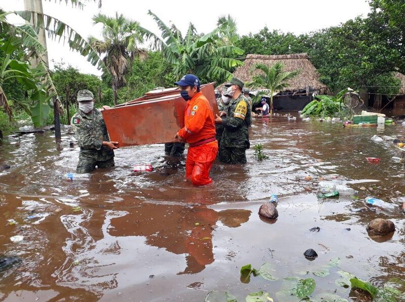 Rescatistas ayudan a damnificados por inundaciones en Tabasco