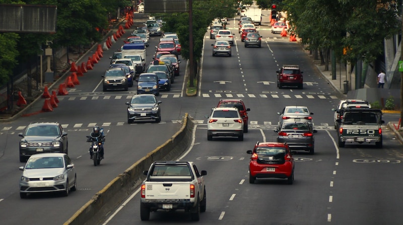 Tráfico en la avenida de los Constituyentes, en las cercanías del bosque de Chapultepec.