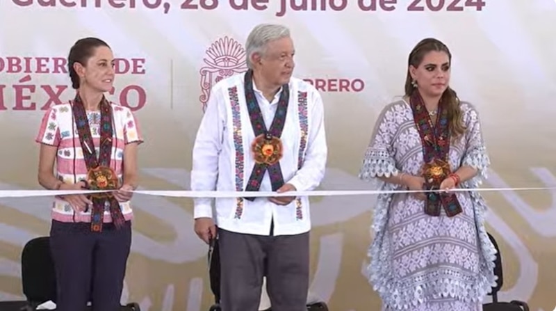 El presidente López Obrador inaugura una nueva carretera en el estado de Oaxaca