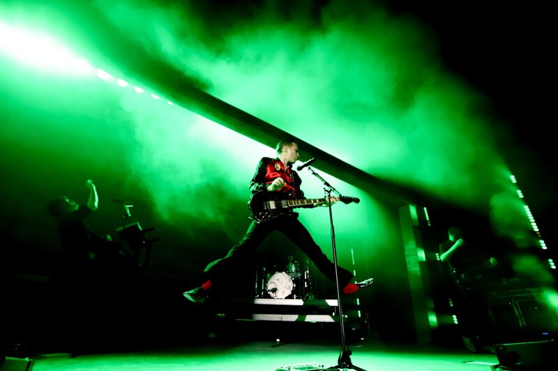 ¡El vocalista de Green Day, Billie Joe Armstrong, actúa en el escenario!