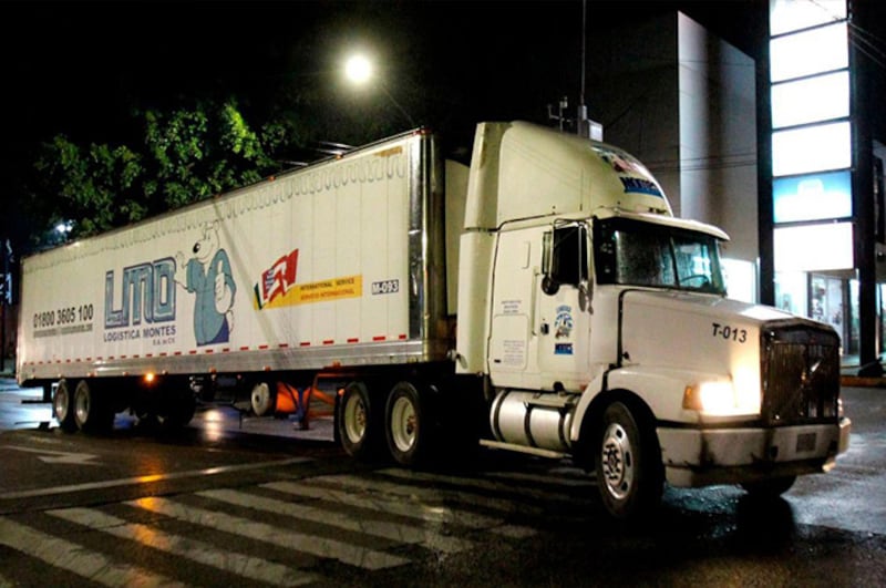 Tráiler de la empresa LDM Logistic en la carretera