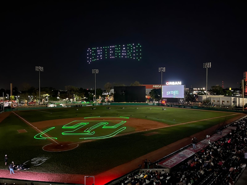 Drones forman logo de los Sultanes de Monterrey en el cielo