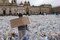 Recicladores protestan por caída de precios cubriendo plaza de Bogotá con toneladas de plásticos 