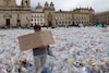 Recicladores protestan por caída de precios cubriendo plaza de Bogotá con toneladas de plásticos 