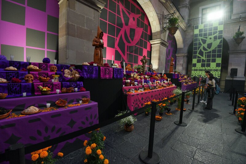 En el marco de la celebración del Día de Muertos en Palacio de Gobierno del Estado de México fue instalada una Ofrenda Monumental en el Patio Central la cual está abierta a la población para que puedan visitarla, la cual estará hasta el 7 de noviembre; integra elementos como tapetes de aserrín, catrinas que representan los pueblos originarios de la entidad, arco de cempasúchil, comida, mascotas de Cartoneria, entre otros.