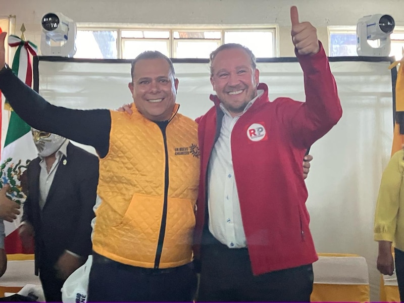 El presidente electo de México, Andrés Manuel López Obrador, saluda a un simpatizante durante un evento de campaña.