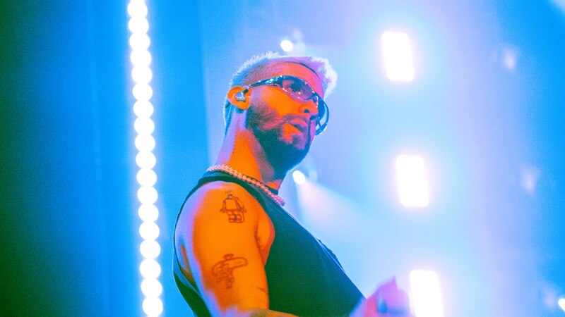 Maluma, el cantante colombiano, se presenta en concierto.