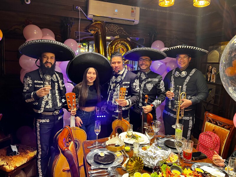 Mariachis tocando en una fiesta de cumpleaños