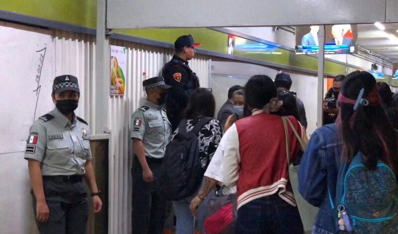 Policías resguardan la estación del metro