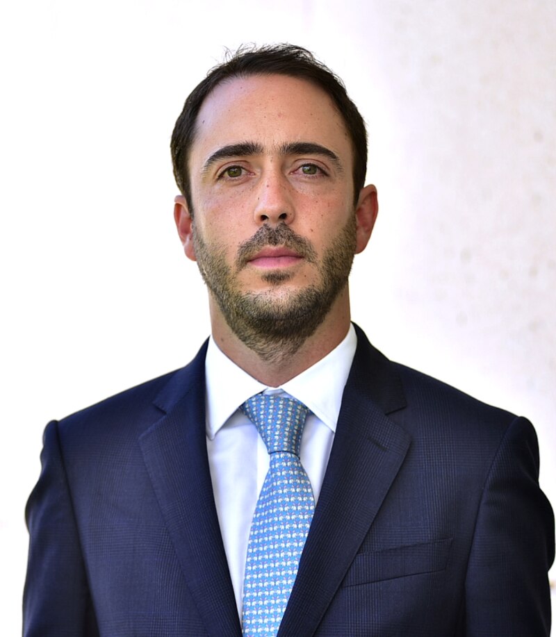 Retrato de un hombre joven con traje y corbata