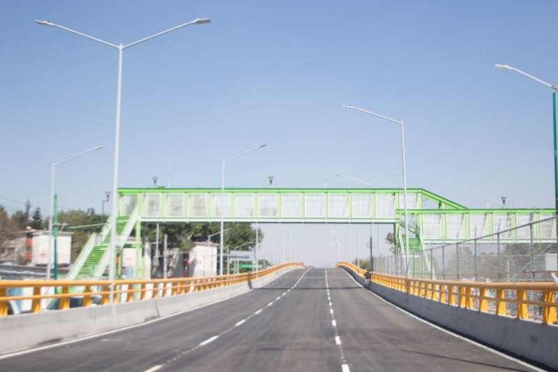Puente peatonal sobre carretera