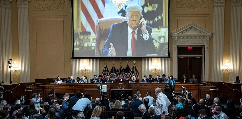 Trump llama por teléfono durante una sesión del Congreso