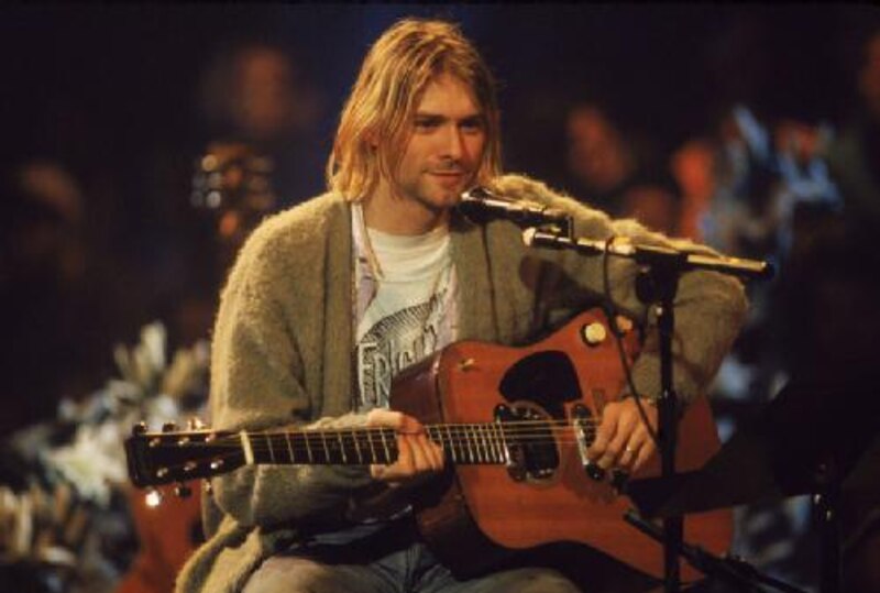 Kurt Cobain, vocalista de Nirvana, en concierto acústico