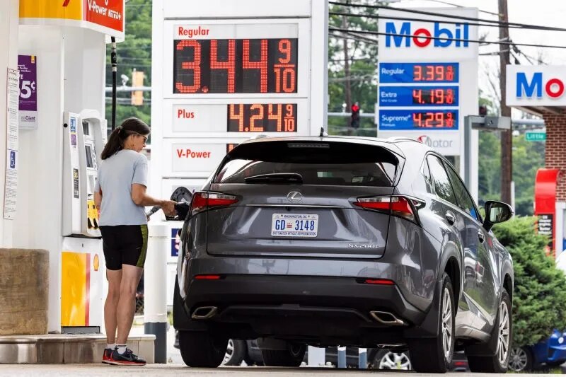 Mujer llenando el tanque de gasolina de su coche