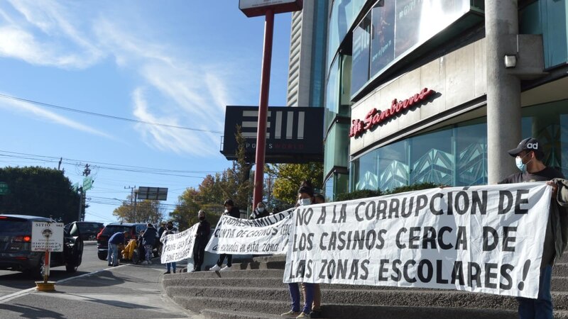Protesta contra la corrupción y los casinos cerca de las escuelas