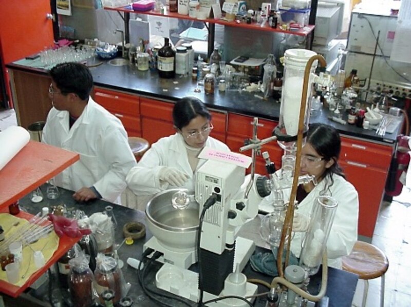 Estudiantes de química en el laboratorio