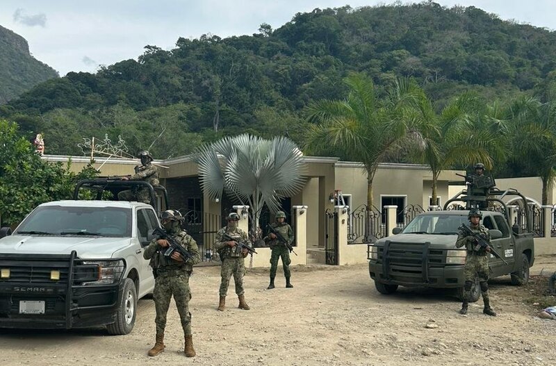 Militares mexicanos resguardan una casa en la sierra de Guerrero