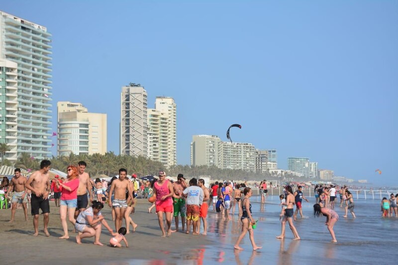 Playa con gente en un día soleado