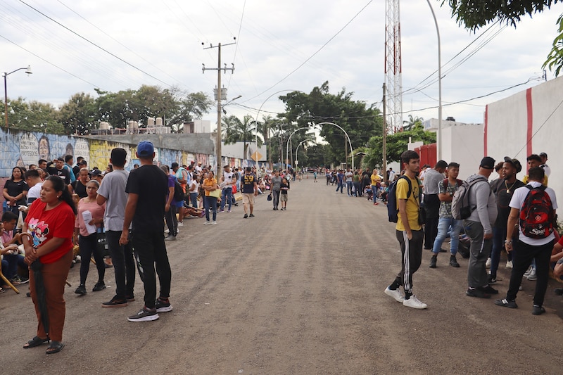 Larga fila de personas esperando