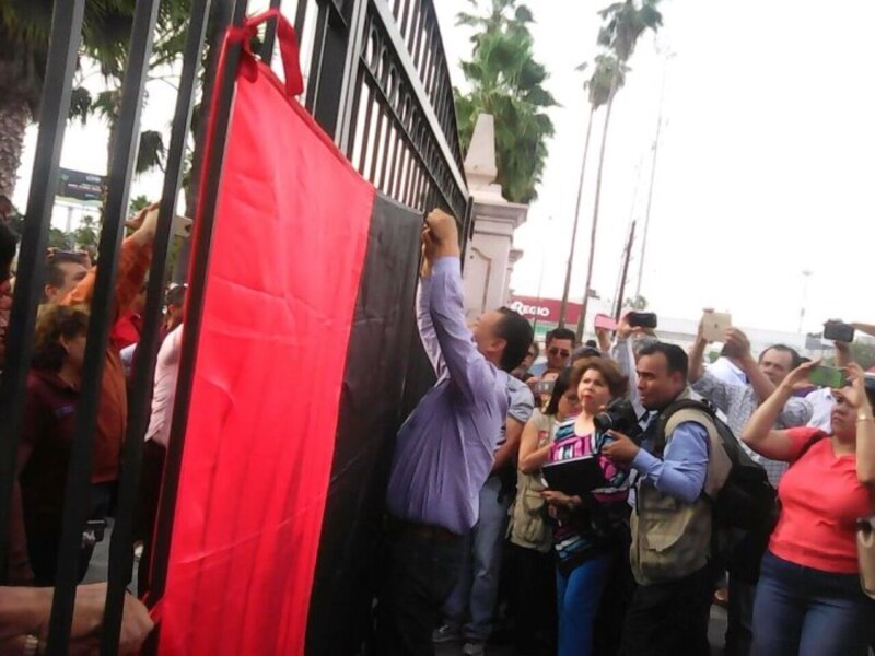 Protesta en la puerta de un estadio de fútbol