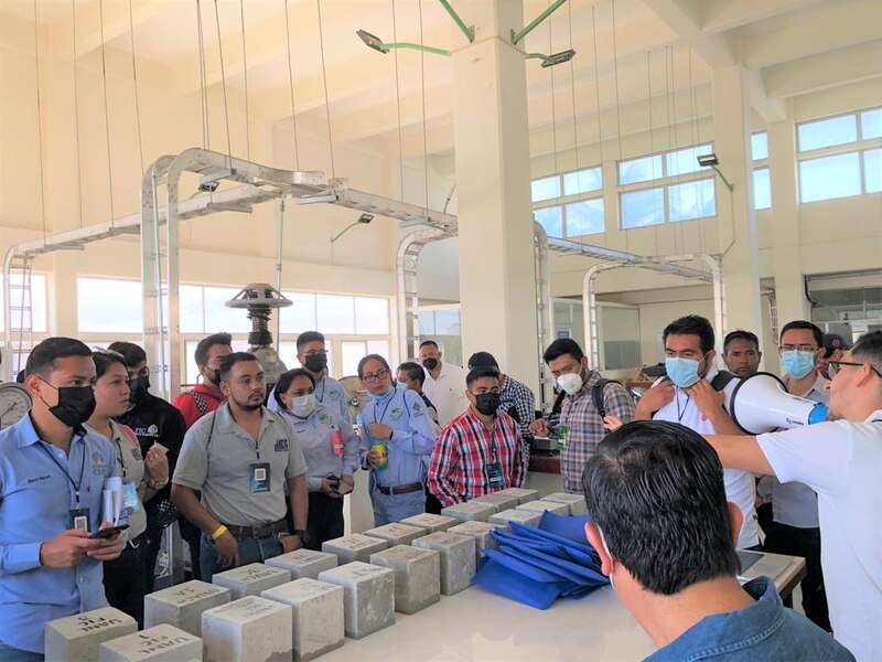 Estudiantes de ingeniería civil aprenden sobre materiales de construcción