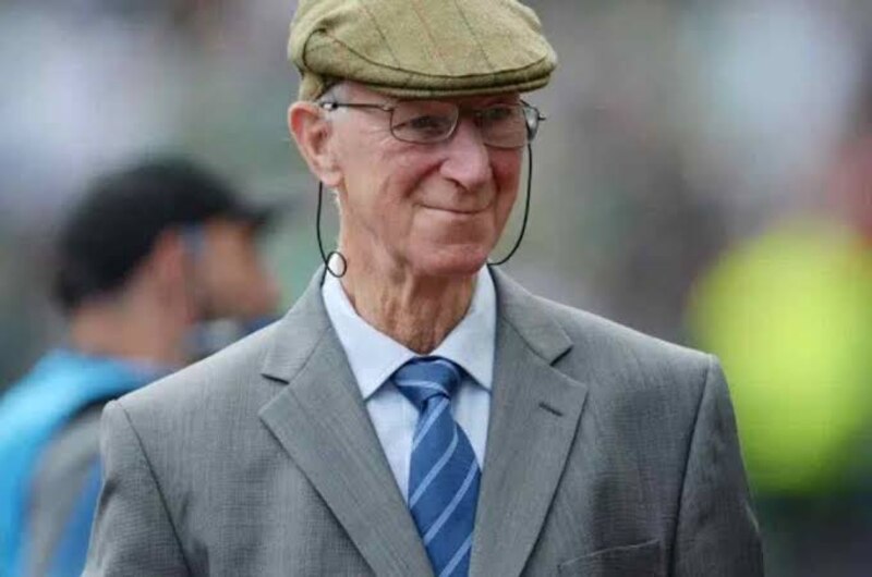 El entrenador de fútbol Sir Alex Ferguson sonríe