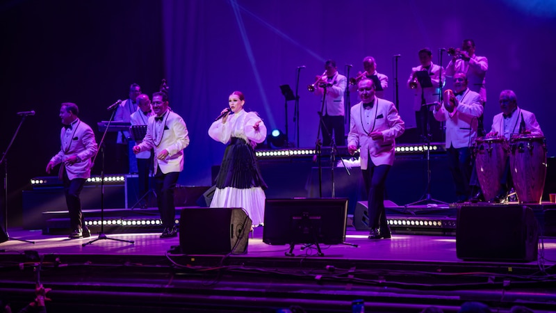 Orquesta tocando en vivo en un escenario