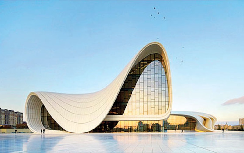 El Centro Heydar Aliyev en Bakú, Azerbaiyán, es un ejemplo impresionante de la arquitectura moderna.