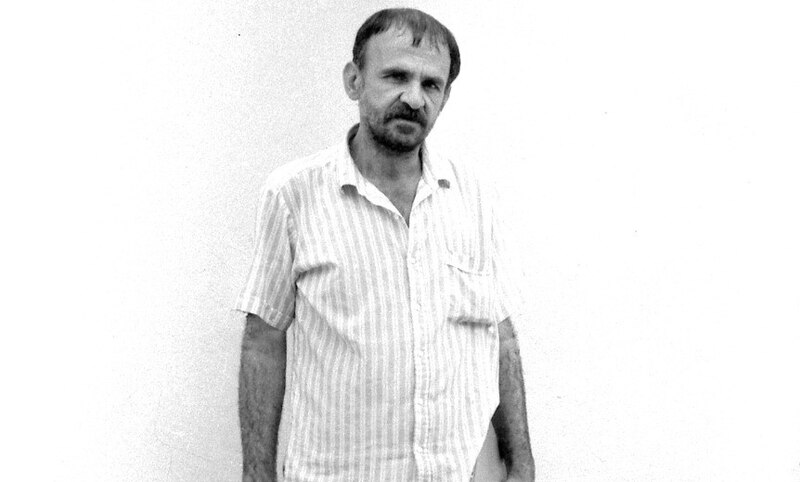 Retrato de un hombre con barba y camisa a rayas