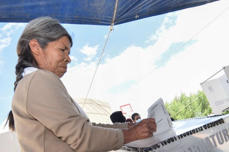 Una mujer emite su voto en Tepeji del Riío, Hidalgo
