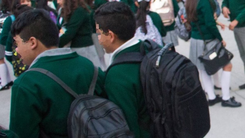 Estudiantes de secundaria con uniforme