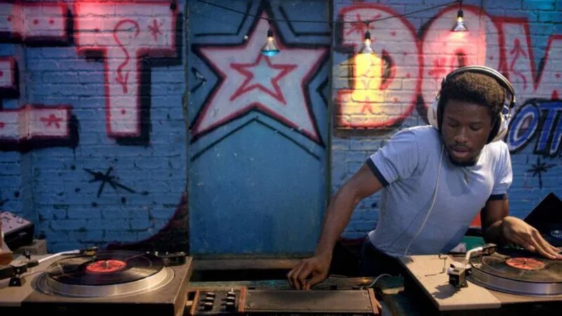 DJ tocando música en una fiesta