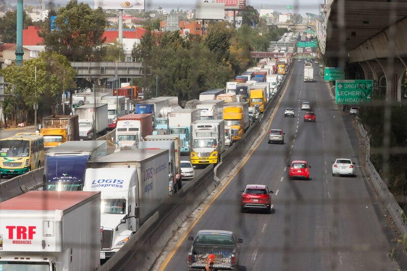 Con mas de 8 horas de bloqueo chóferes de la ruta SAM Melchor Ocampo Zumpango SA CV bloquearon en ambos sentidos Periférico Norte, a la altura de Perinorte, donde colocaron sus unidades y carpas para obstruir la circulación. Ellos señalan que detuvieron a dos de sus compañeros y los están acusando falsamente, advirtieron que no se quitarán hasta que los liberen