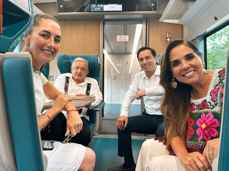 El presidente López Obrador viaja en tren con su esposa Beatriz Gutiérrez Müller