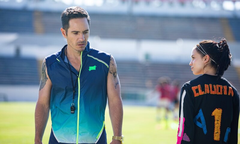 Entrenadora dando instrucciones a una jugadora de fútbol