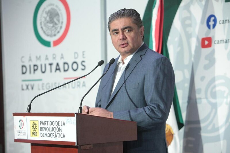 Title: Diputado mexicano da un discurso en la Cámara de Diputados