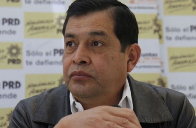 El presidente del PRD, Jesús Zambrano, habla ante los medios de comunicación.
