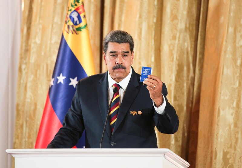 El presidente Nicolás Maduro muestra la nueva cédula de identidad venezolana