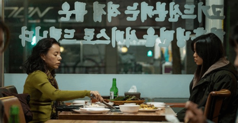 Madre e hija cenando en un restaurante coreano