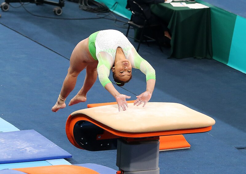 Gimnasta en salto de potro