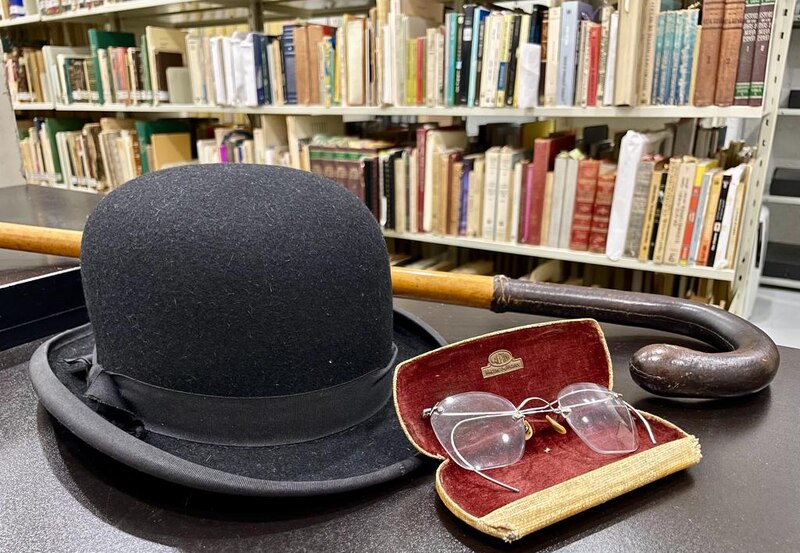 El sombrero y los lentes de Charlie Chaplin
