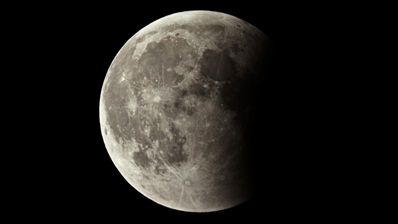 Eclipse lunar