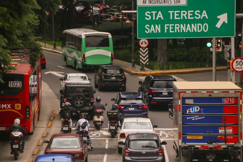 Intenso tráfico en la avenida de los insurgentes, en la alcaldía Tlalpan.