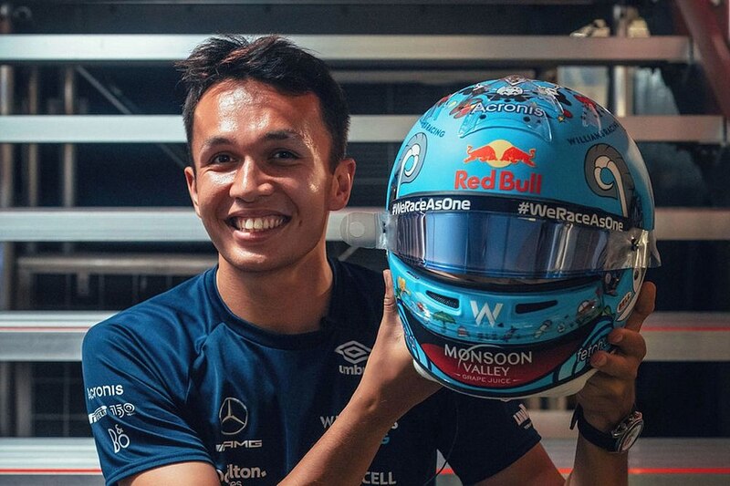 El piloto de automovilismo indonesio, Sean Gelael, muestra su casco de carreras.