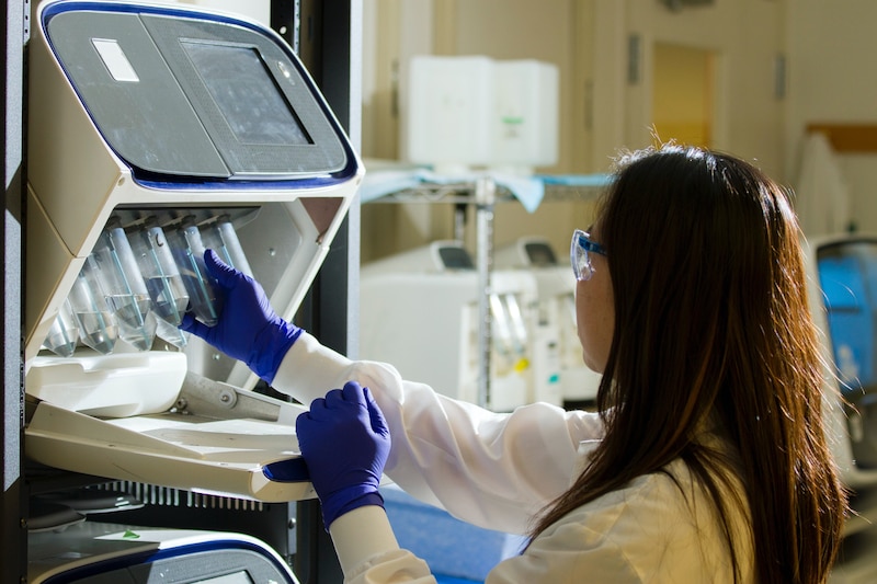 Científica trabajando en un laboratorio